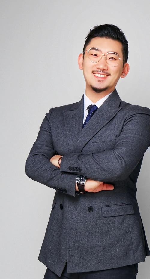暻创酒饮学院创始人,佚涵俊姗商贸总经理kobe侯俊佚培训+贸易